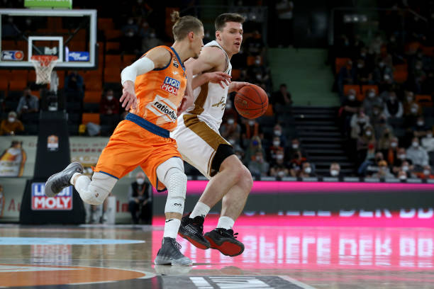 而是靠行动 而是靠行动